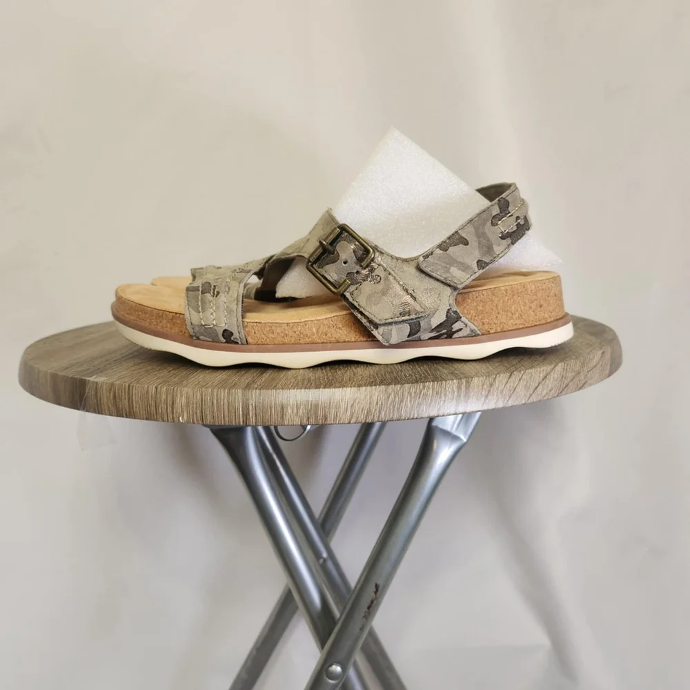 Clarks Women Adjustable Sandals ANKLE STRAP Brynn Step Green Leather SIZE 8.5